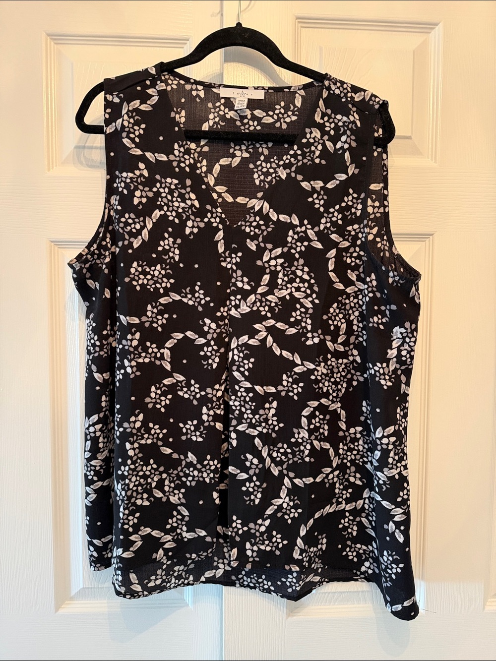 Fever Black and White Floral V-Neck Sleeveless Top